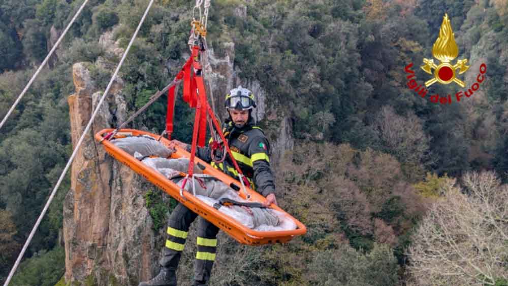Impegnativa esercitazione dei vigili del fuoco sul ponte Clementino.