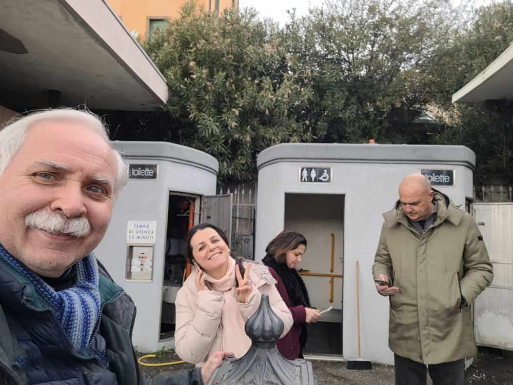 Riaprono i bagni chimici del Sacrario, Poggi corregge il tiro: “Qualcosa si è mosso”.