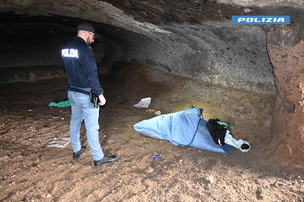 Spaccio in grotta nei boschi: all’arrivo degli agenti, punta una pistola.