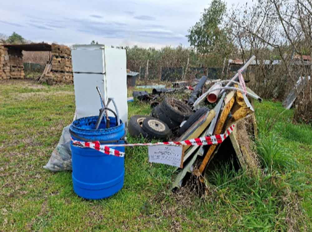 Denunciati due coniugi sorpresi a bruciare rifiuti