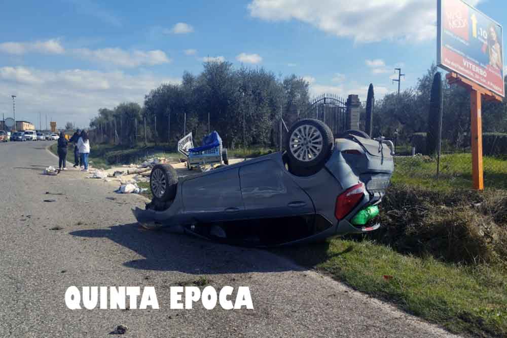 Auto si capovolge sulla Tuscanese