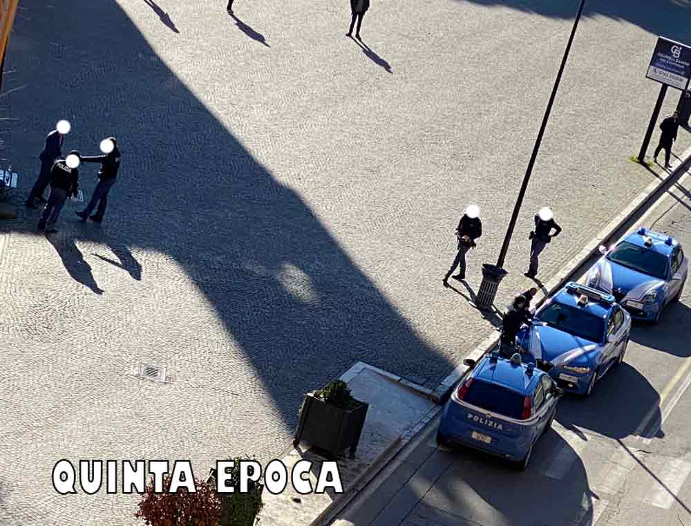 Tre volanti della polizia al Sacrario: uomo a terra con sangue in volto.