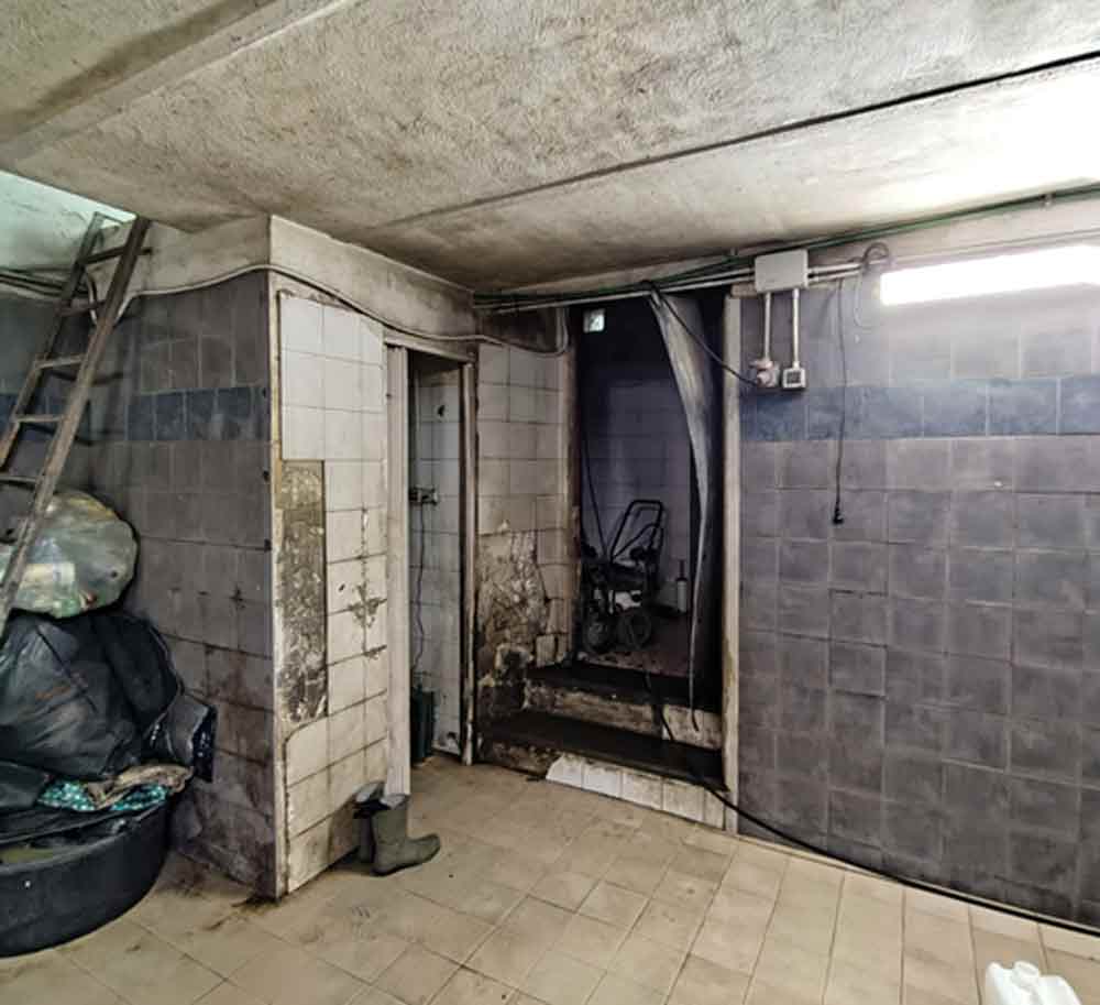 Lavaggio auto con prese della corrente prive di protezione dall’acqua, bagno sporco e senza porta