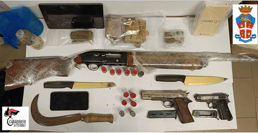 Fucili, pistole, munizioni, droga nel bosco a San Martino
