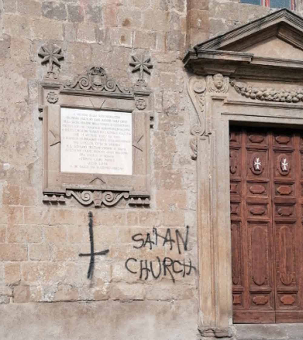 Chiesa San Faustino, scritte sataniche: “Rimpatrio e divieto di ritorno per i due non residenti”