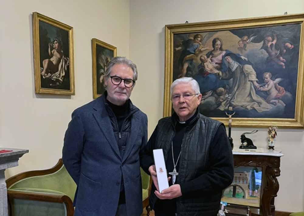 Il questore Silipo consegna l’olio del giardino di Capaci al vescovo Piazza