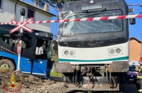 treno-bus-scontro
