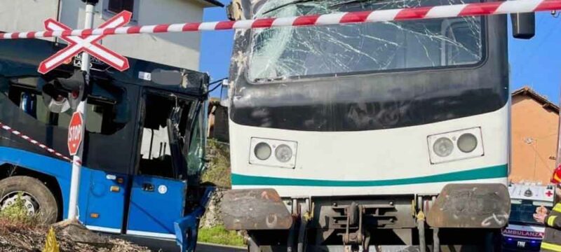 treno-bus-scontro
