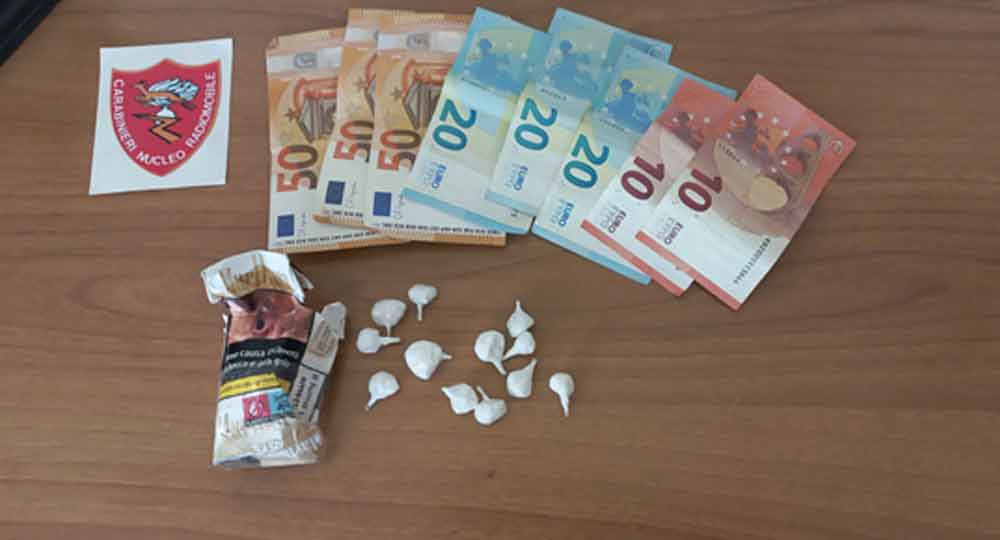 Espulso 22enne trovato con 12 dosi di cocaina