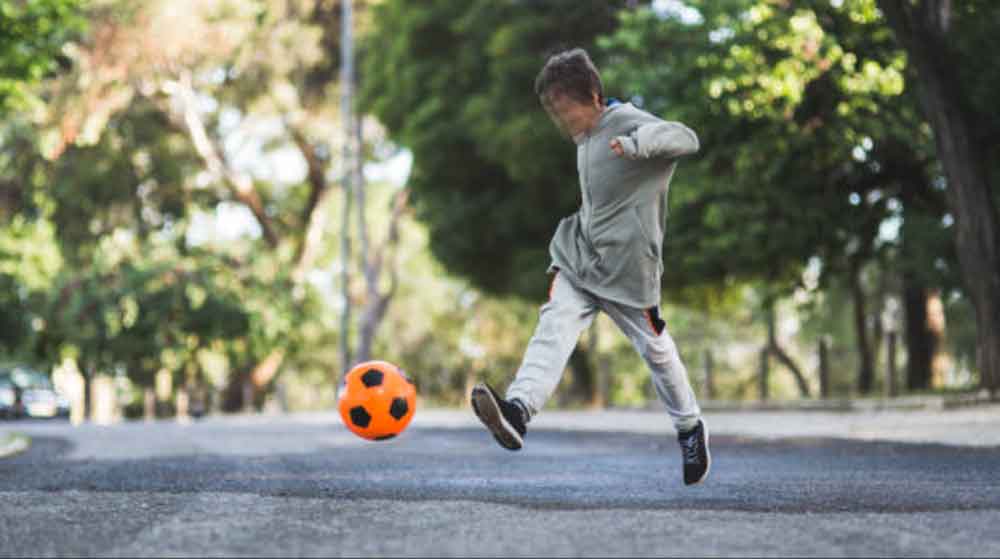 Vietato giocare a pallone in piazze e strade del centro abitato