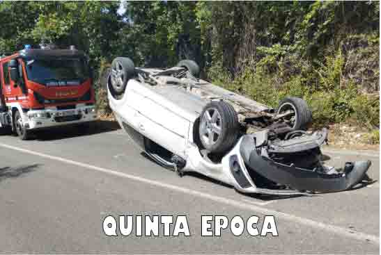 Auto si capovolge sulla strada Sammartinese