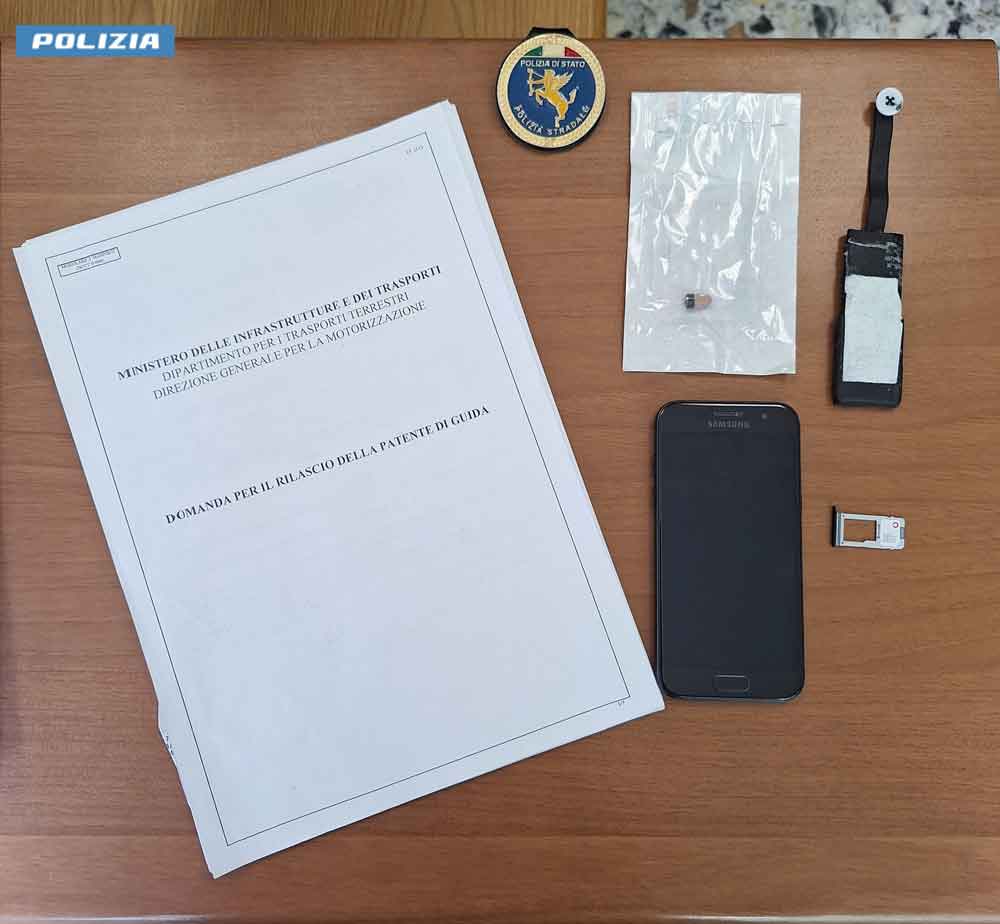 Si presenta all’esame di scuola guida con telecamera, auricolare e telefono per farsi suggerire le risposte. Denunciato
