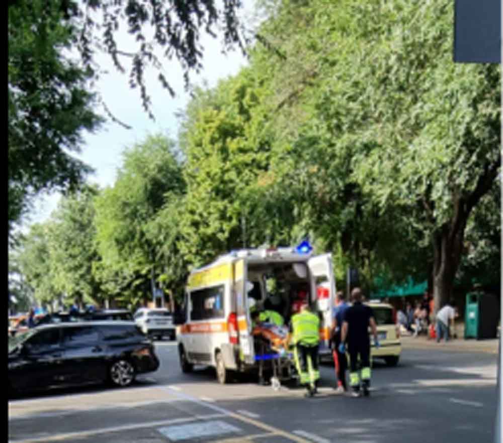 Viale Trento, finge un malore per rubare lo scooter del soccorritore. Scoperto, si scaglia contro i carabinieri