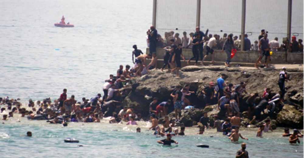 Ceuta, gli 007 avvertono su un secondo assalto migratorio entro il 15 agosto. Rischio terrorismo