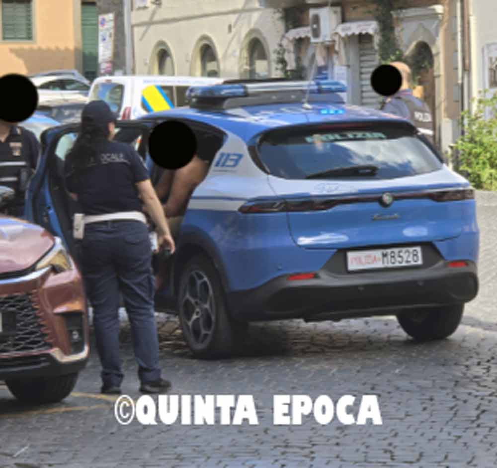 Semina il panico in centro con un coltello in mano