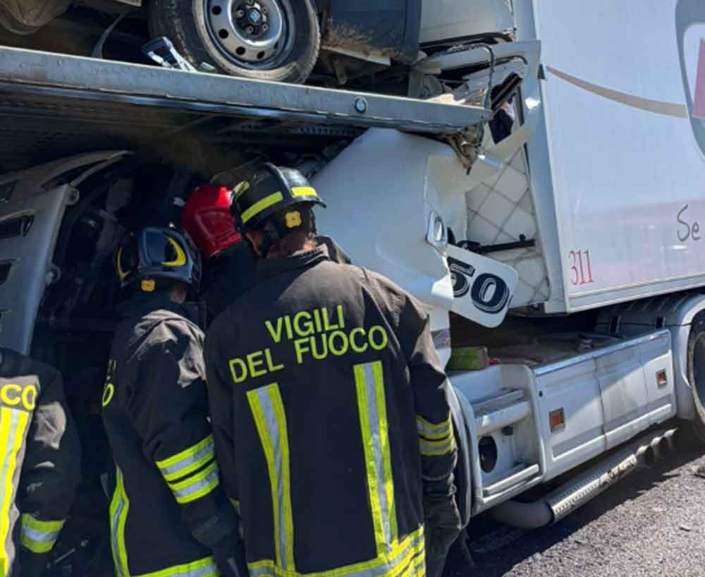 Violento incidente sulla A1, uomo muore tra le lamiere