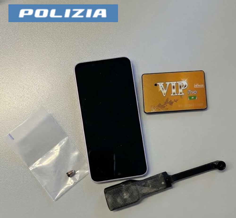 Tenta di superare il quiz per la patente con telecamera, auricolare e un complice esterno