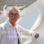 Raffaele Ascenzi accanto a Gloria in Excelsis la macchina di Santa Rosa da lui stesso ideata.