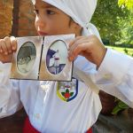 Silverio tiene in mano la foto del papà Raffaele quando era mini facchino